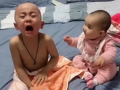 弟弟被剃光头姐姐哭原版 - 抖音