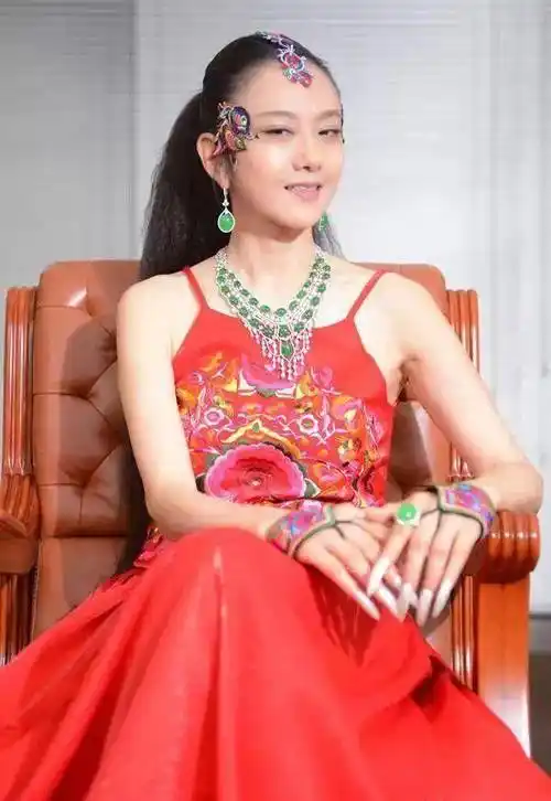 原创金星问杨丽萍指甲这么长上厕所怎么办杨丽萍说净瞎操心