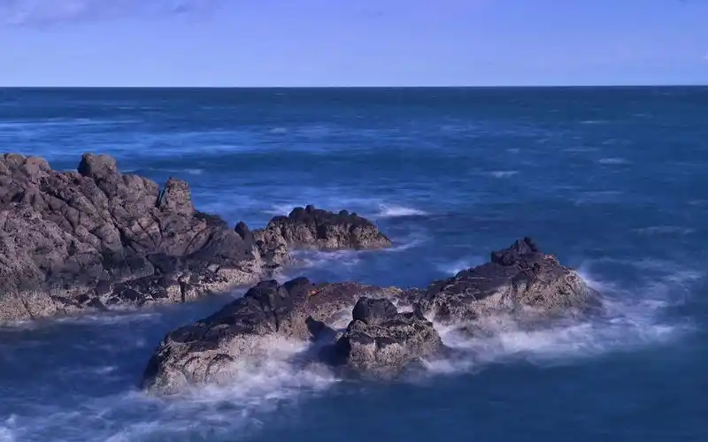 蓝色海边礁石风景电脑桌面壁纸高清大图预览1920x1080_风景壁纸下载