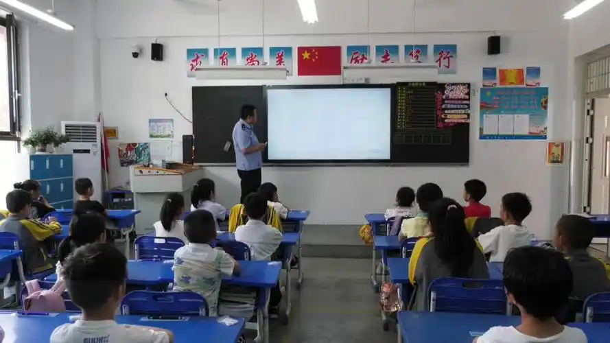 蒙阴交警开展"交通安全进校园"宣传活动