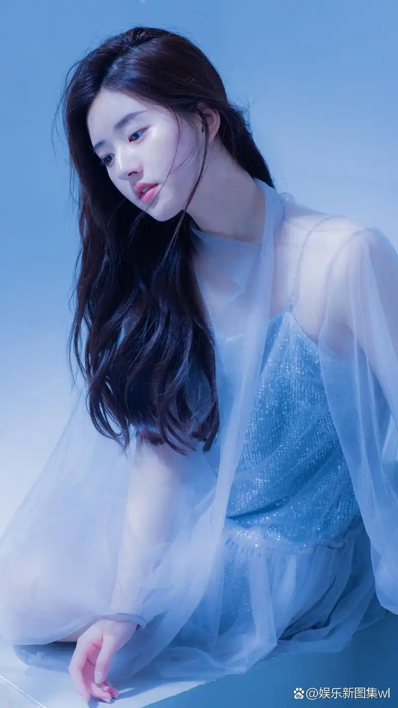赵露思淡蓝色长裙仙气飘飘 清纯啊#赵露思