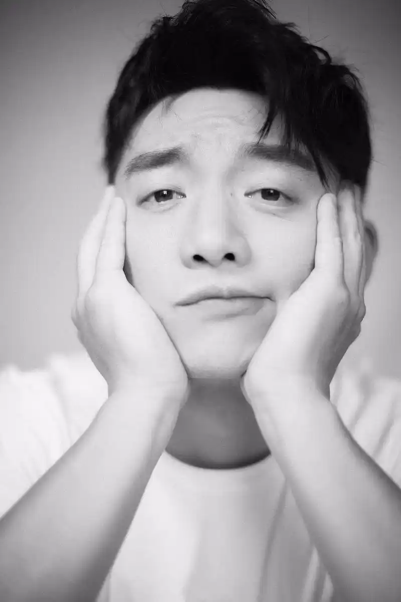 郑恺身着随性简约的白t恤,展现了个性潮男的魅力和简约却不简单的时尚