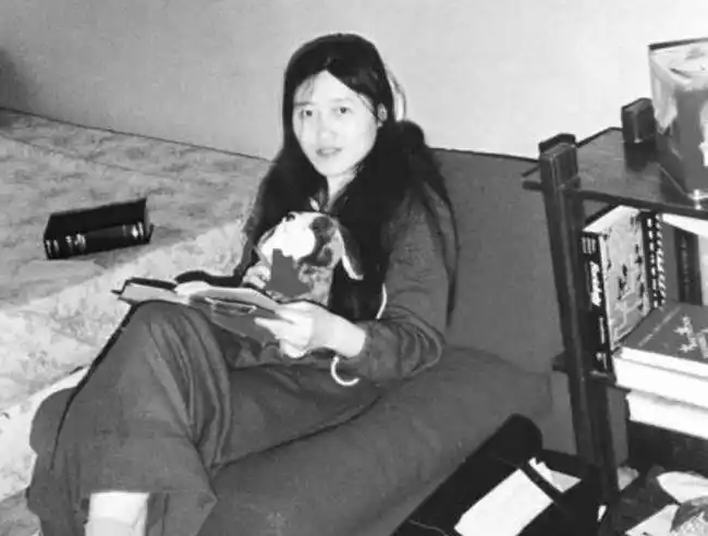 李银河二十岁的读书之旅像远方浓雾中的一盏灯