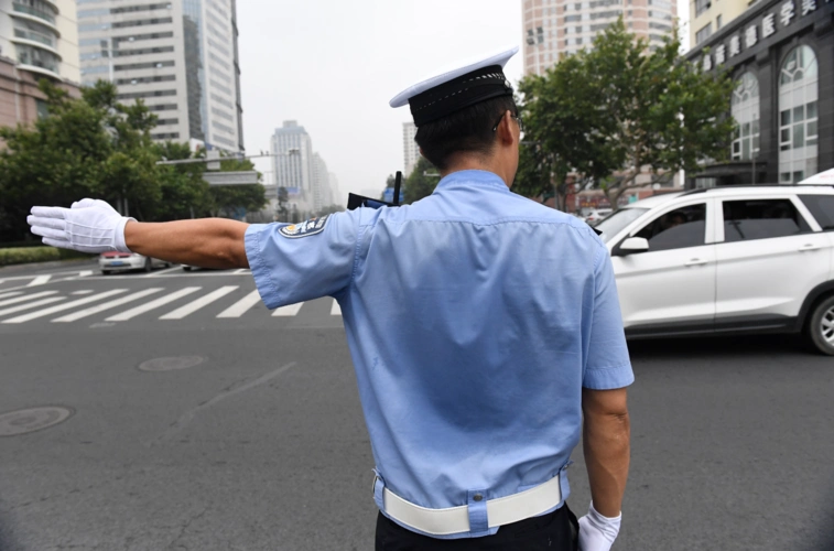 焦警我代炎记高温天气守护平安的青岛交警