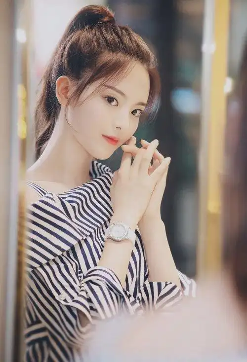 的女生马尾,更是被她染出的艳丽发色吸引,额头上方剪出的薄齐刘海部分