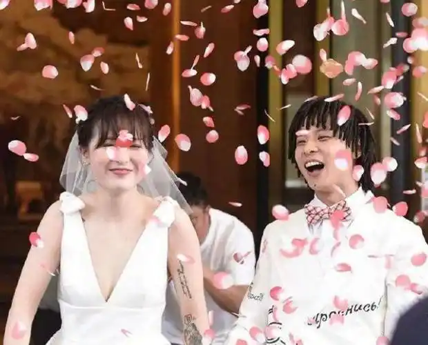 bridge举行婚礼,依旧一头酷酷的脏辫,妻子实在美丽!