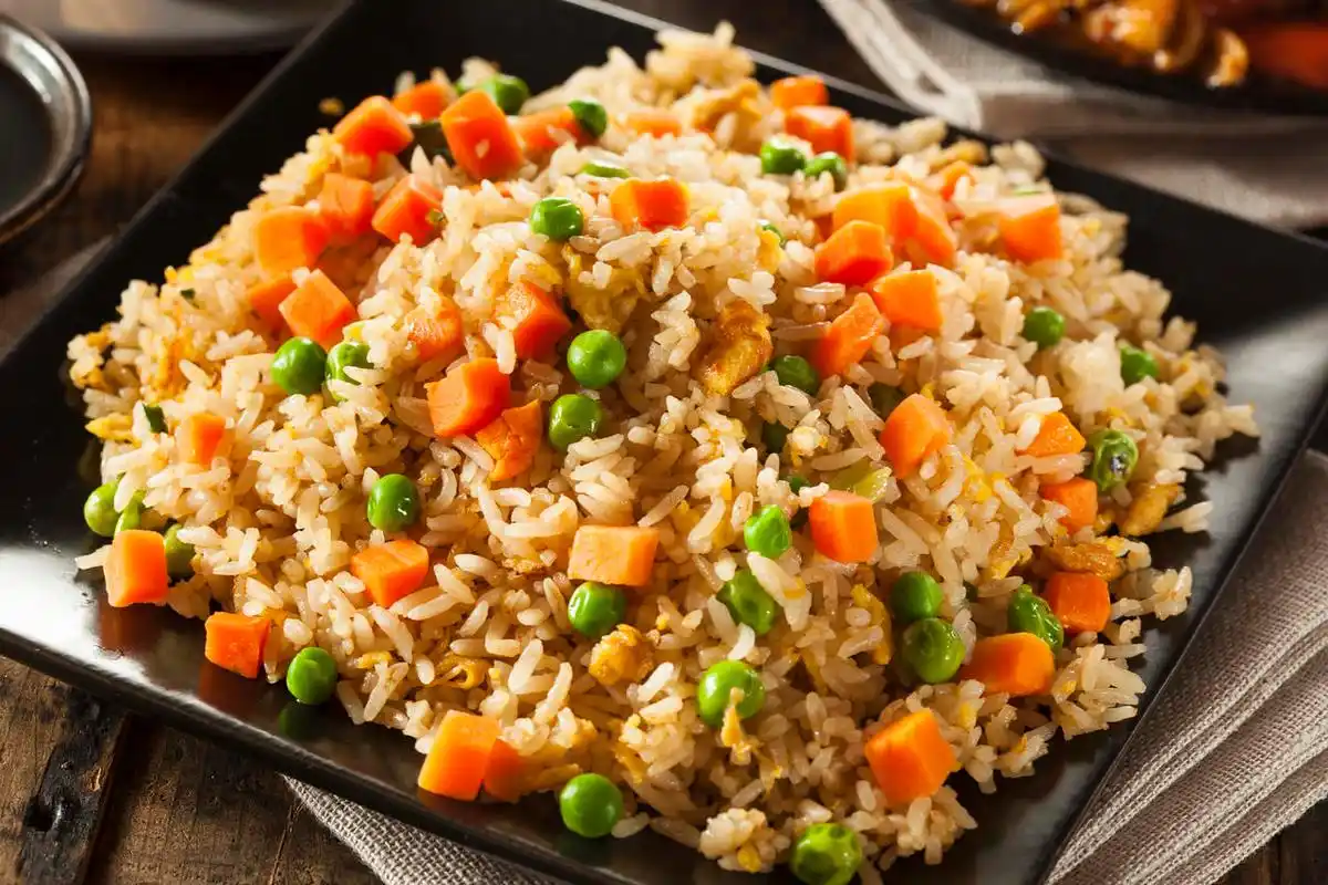 用胡萝卜和豌豆自制的健康炒饭