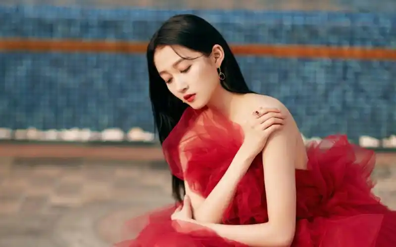 性感美女关晓彤红色露肩纱裙惊艳写真