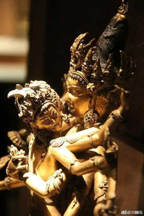 双身本尊俗称欢喜佛父体本尊明王拥抱的母体称明妃