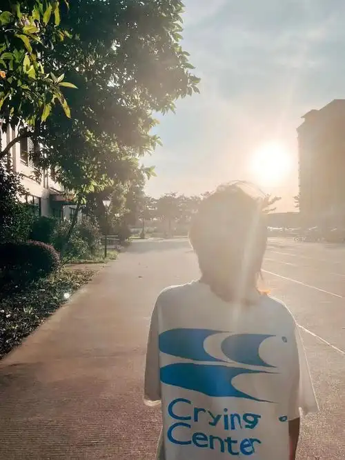 上哭喊中心一起哭喊  #cryingcenter哭喊中心  #夕阳  #黄昏  #背影照