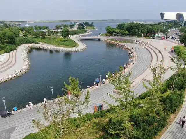 南湾公园是天津岛屿式沿水而建的人工沙滩网红公园