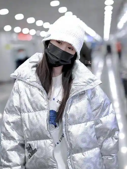 袁冰妍近日机场私服穿搭造型,银色羽绒服内搭卫衣,乖巧又软萌_黑色