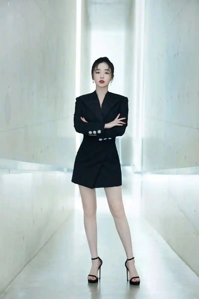 阚清子黑色一字高跟鞋造型#娱乐大赏# #惊艳瞬间# #娱乐明星