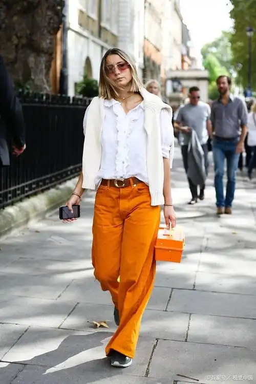 橙色裤子配什么颜色上衣好看