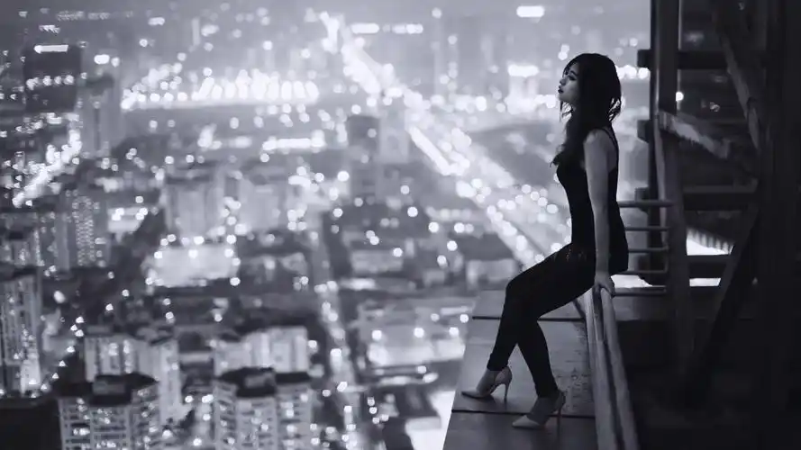 电脑壁纸 摄影壁纸 时光记忆 一个人抱头心碎绝望的伤感图片