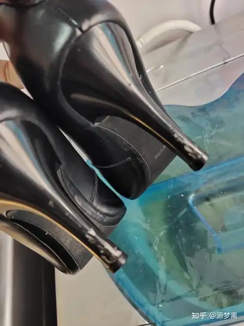 高跟鞋鞋跟的皮破了一块怎么补救? - 知乎