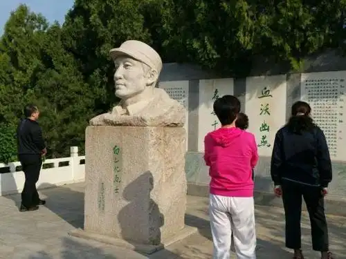 40人参观了位于密云县石城镇的红色爱国主义教育基地"白乙化烈士陵园"