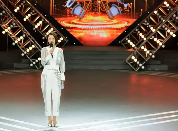 北京旗袍文化研究会舞蹈队参加央视《 综艺盛典》