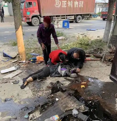 镇江一汽车与三轮车相撞,车头全烂掉了,3人倒地不起…_车祸