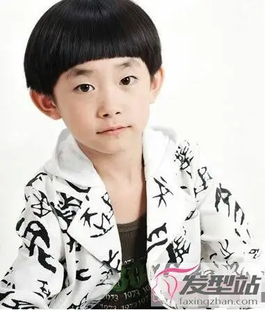 小男孩西瓜头发型呆萌可爱做乖宝宝