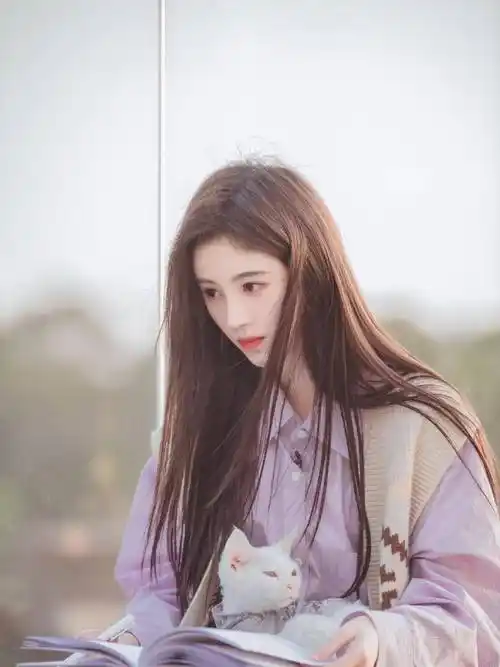 穿条纹衬衫加破洞裤,依旧满满女神范儿_显得_气质_少女