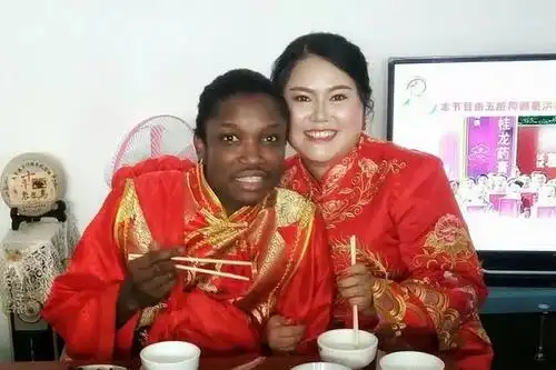 一段相恋五年的跨国婚姻终于修成正果,迎来宾客真挚祝福的日子,刹那间