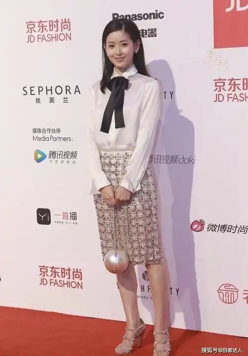 原创章泽天气质不像传统的女富豪穿白衬衫配半身裙大方优雅又时髦