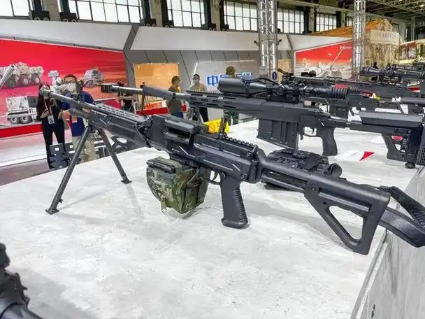 握把两脚架同时用,新班用机枪不简单,连射精度媲美射手步枪|弹药|轻