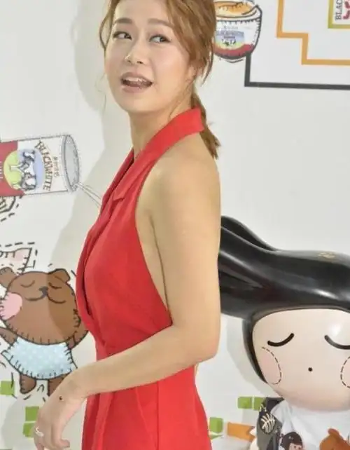 黄心颖时髦感在线!穿红色挂脖连体扎起高马尾,侧着身子竟还露背