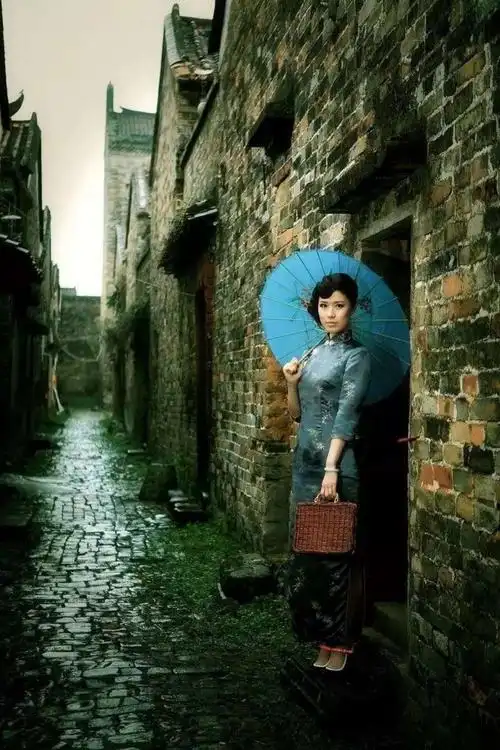 《雨巷》戴望舒 朗诵 南屏晚钟