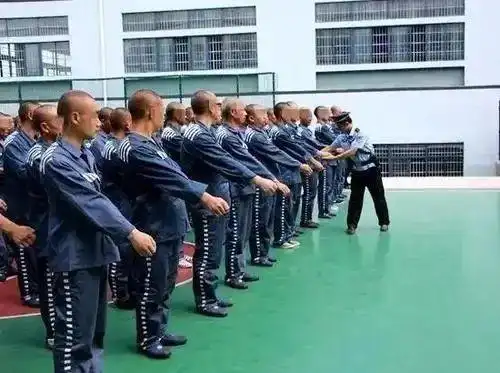 劳改犯在监狱里干活有工资吗每个月能挣多少钱能花多少钱