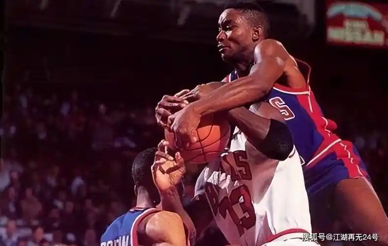 罗德曼等人的一些超出篮球常规的犯规动作让乔丹在比赛中可以说是苦不