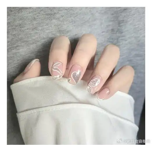 我也非常喜欢这款简约的美甲设计,透明的质感给人一种清新脱俗的气质
