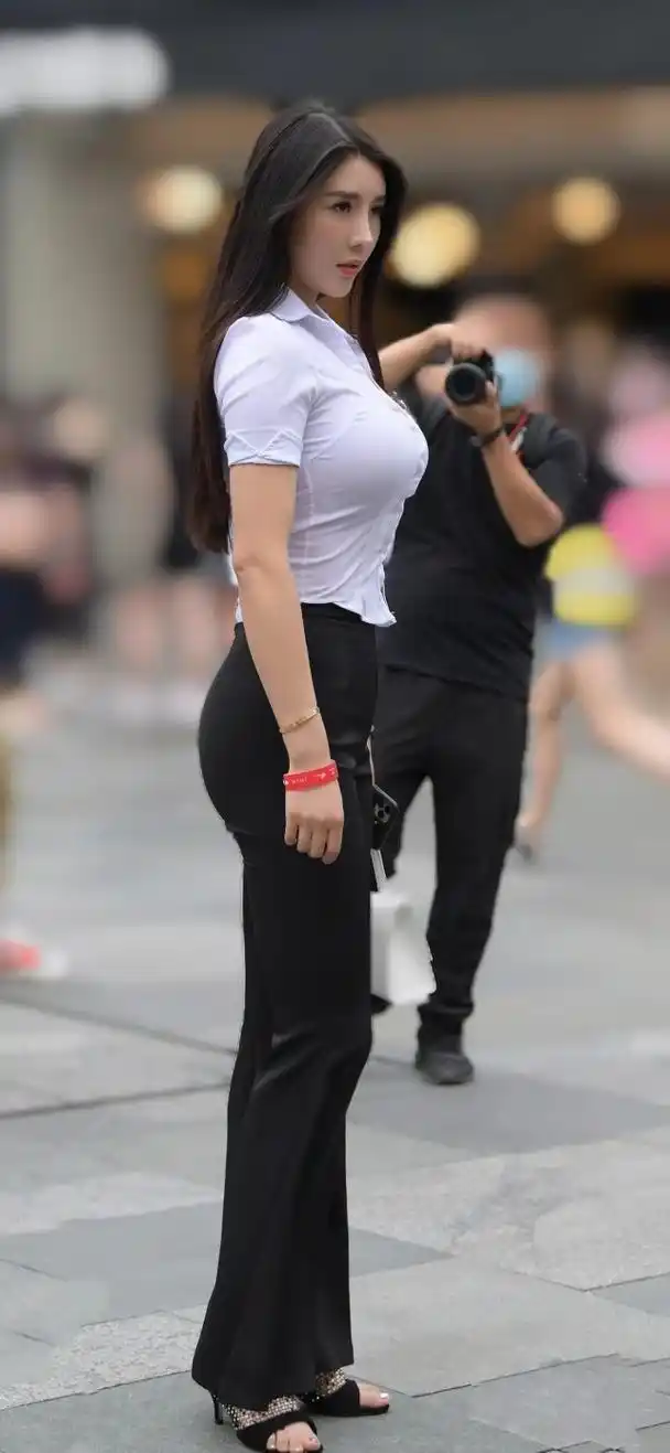 健身达人刘太阳晒新照!178穿高跟鞋更有气质,颜值很高颇受关注