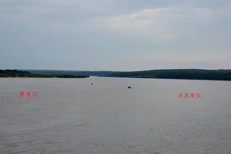 黑龙江与乌苏里江交汇处,左边黑龙江,右边乌苏里江