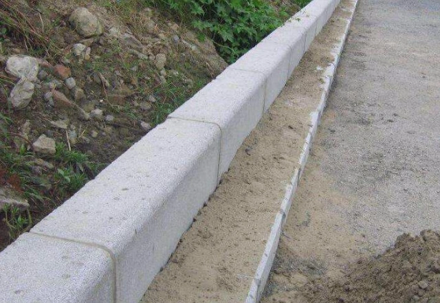 昆明水泥路沿石销售诚信服务昆明勇兴透水砖批发供应