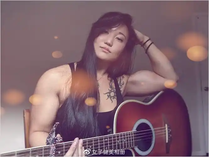 体格宽阔,肌肉雄厚,似乎有天赋加持的大块头亚裔肌肉女kyona sung