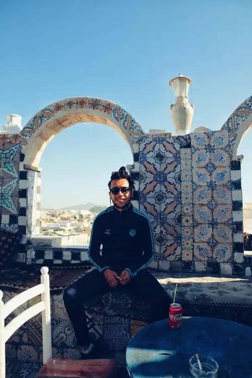 突尼斯人年轻人的休闲时光