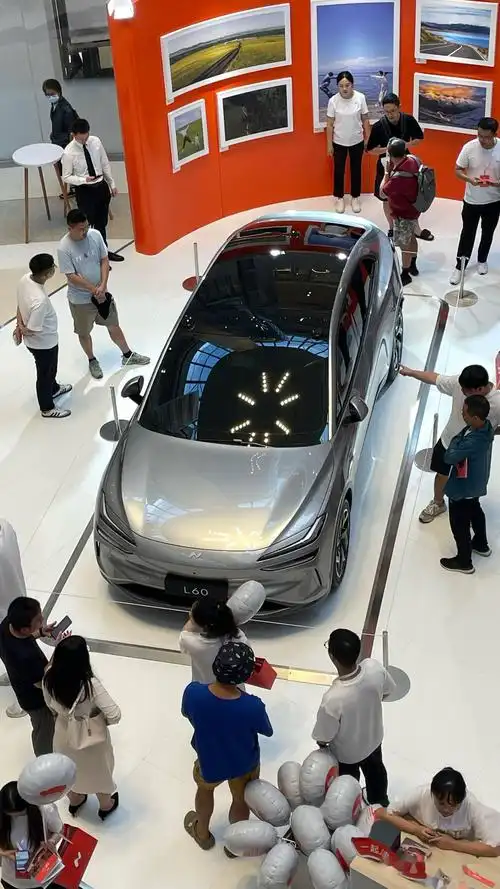 深圳海岸城乐道l60的巡展场,现场银色车,感觉外观还不错,俯拍姿态可以