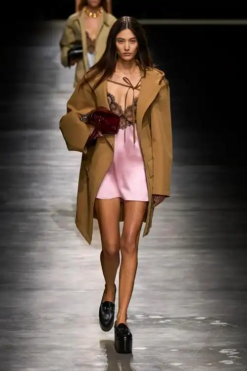 粉色代表着温柔,浪漫和女性化,而银色则象征着优雅,神秘和现代感.