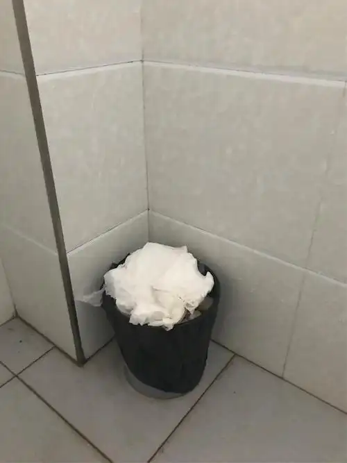 2-7-4-2,宿舍的卫生间,装的满满的垃圾未倾倒,洗手间烟味略明显.