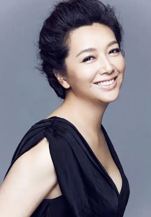 以前她唱的《梦里水乡》让人听后也是神清气爽,江珊虽然长得不够漂亮