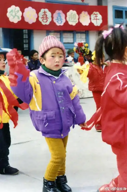 杨迪晒童年照#从小就是文艺工作者