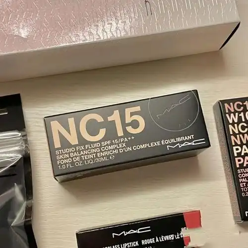 mac粉底液nc15