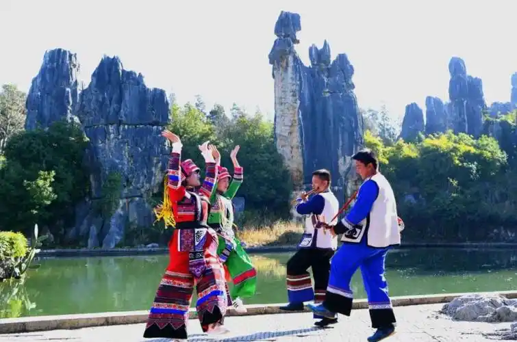 经典景点阿诗玛石像(石林 摄)