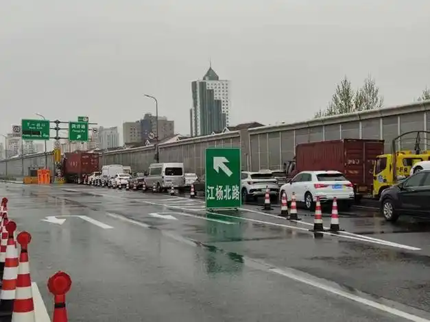 高峰时段车辆排队时长超过两公里,宝山交警四大队副大队长苏张灵告诉