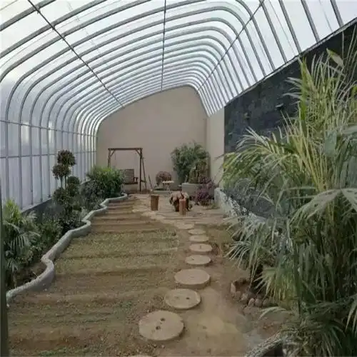 薄膜温室大棚选择地点的要求进入蔬菜种植者的蔬菜大棚,一阵湿热的