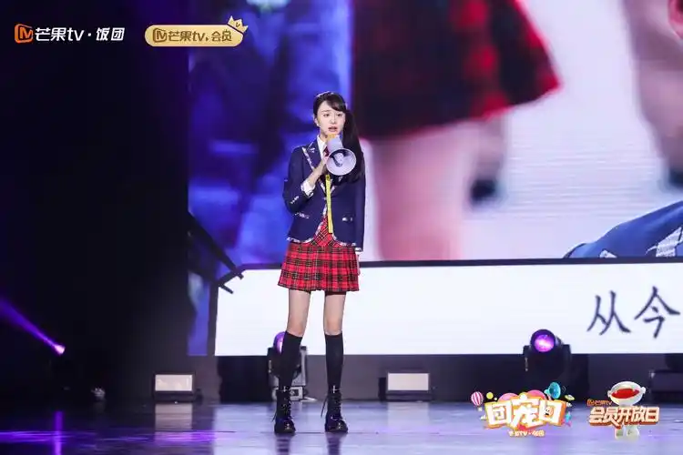 郑爽生日会造型百变校服造型再现楚雨荨