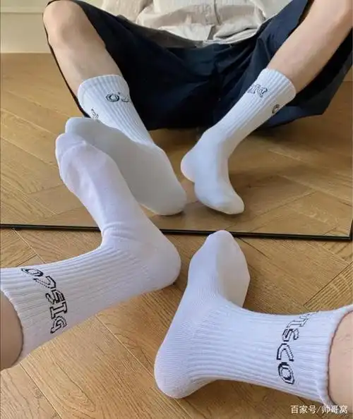 瘦瘦的体育生弟弟,光着一双大脚自拍,看到这双腿时,营养不良吗