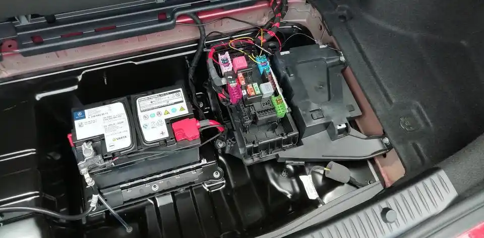 奔驰c级奔驰c26015t的电瓶有两个吗我看到后备箱有一个前面发动机舱